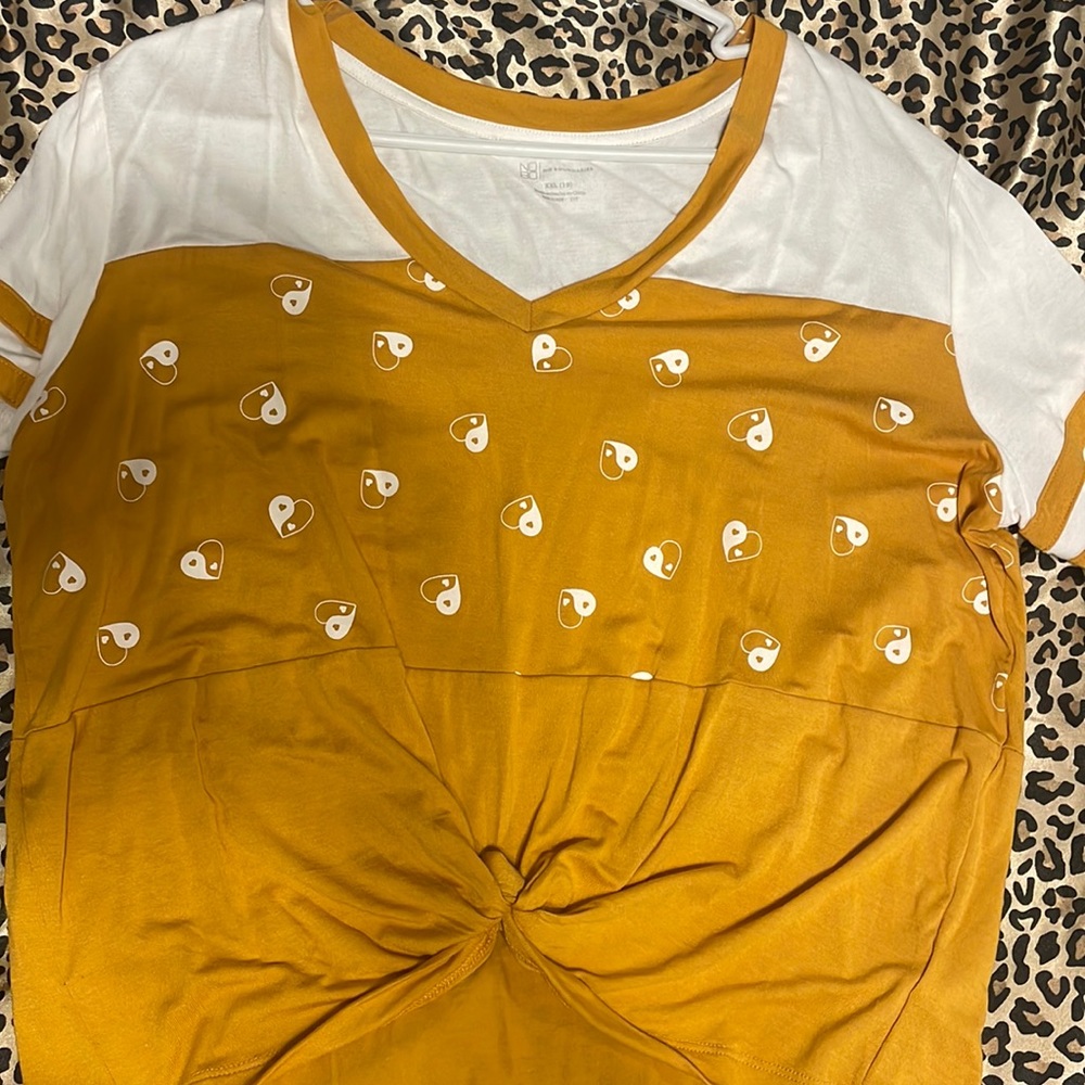 No boundaries plus size top. Buy two get one free